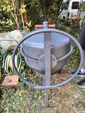 Betek Bétonnière électrique 125 sur roues avec volant, capot rouge