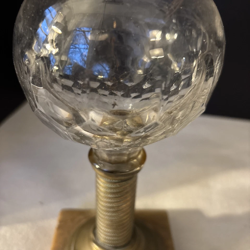 Lámpara de aceite de ballena patrón Argus de mediados del siglo XIX electrificada con base de latón/mármol Foto 3 de 4