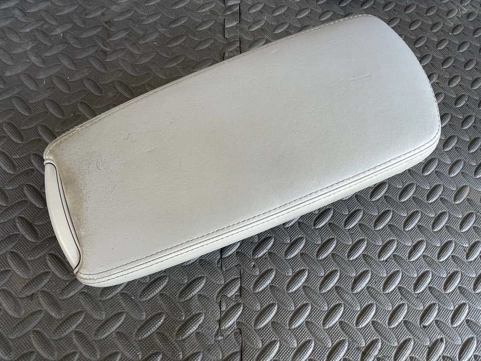 Кожаный чехол на крышку подлокотника для центральной консоли Lexus IS250 IS350 2006-2013 годов выпуска от оригинального производителя серый - Изображение 2 из 4