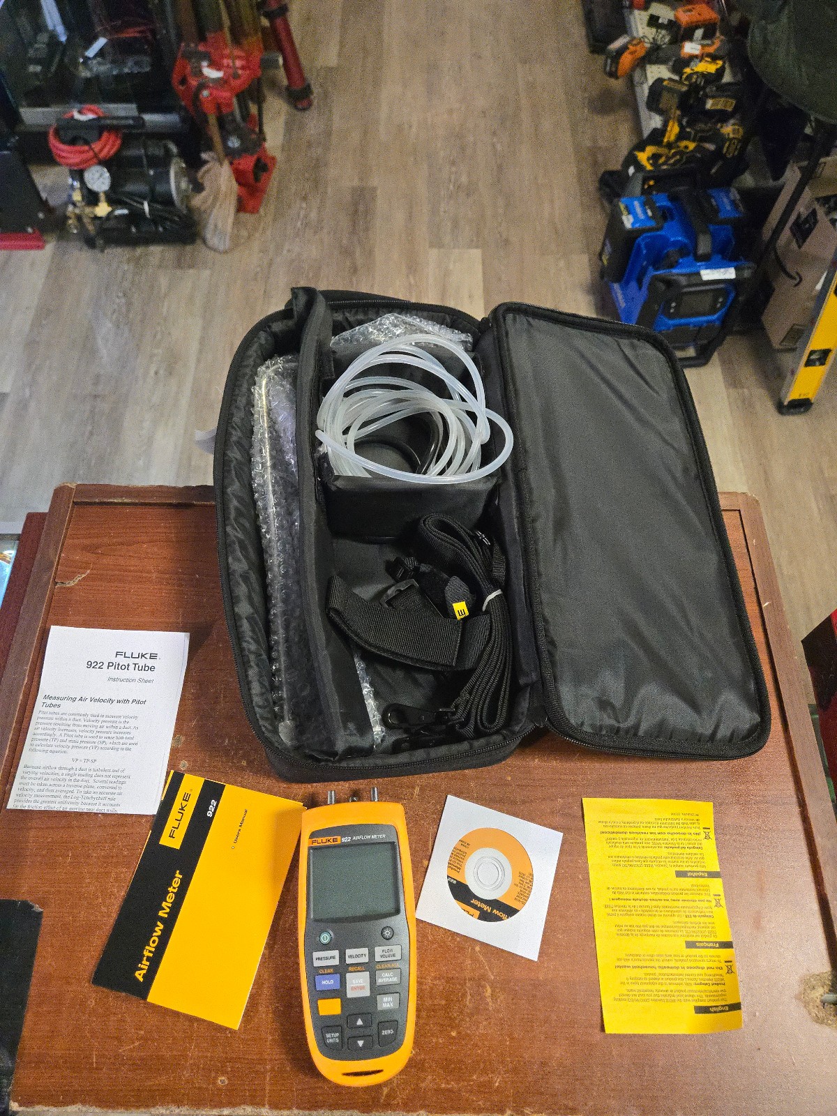 Fluke 922 Kit Airflow Meter Anemometer w/ Backlight, Case, Tube MINT Condition