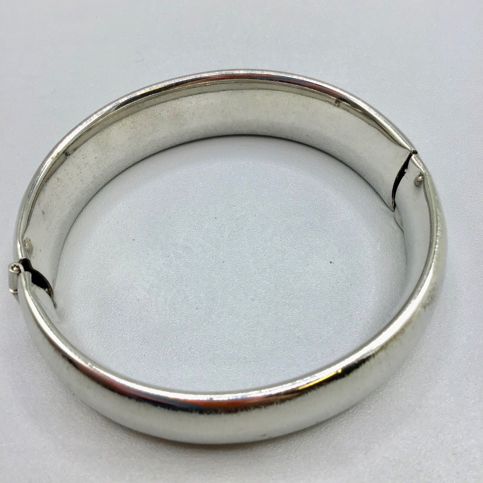 Brushed Silver Tone Bangle Hinged Simple 70s Cost… - image 2