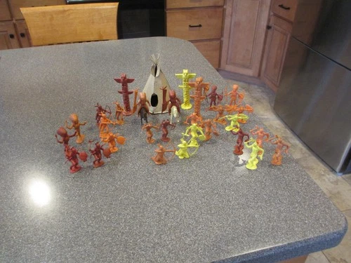 VINTAGE MARX FORT APACHE PLAYSET INDIANS W/TEEPEE & TOTEM POLES