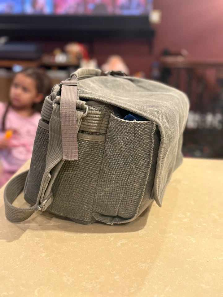 Think Tank Retrospective 10 Bolsa para Cámara Mensajero Piedra Pina con Cubierta para Lluvia Foto 2 de 4