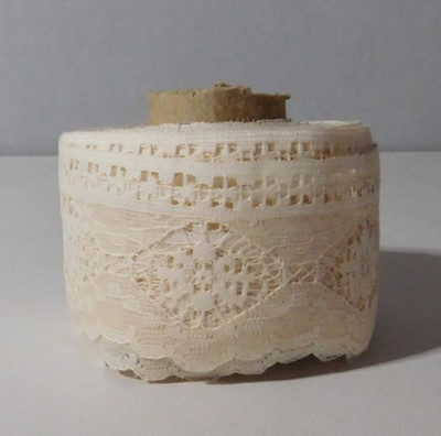 VTG LACE SCALLOPED EDGE OFF WHITE COTTON ON SPOOL 43 FT  X 2.5''