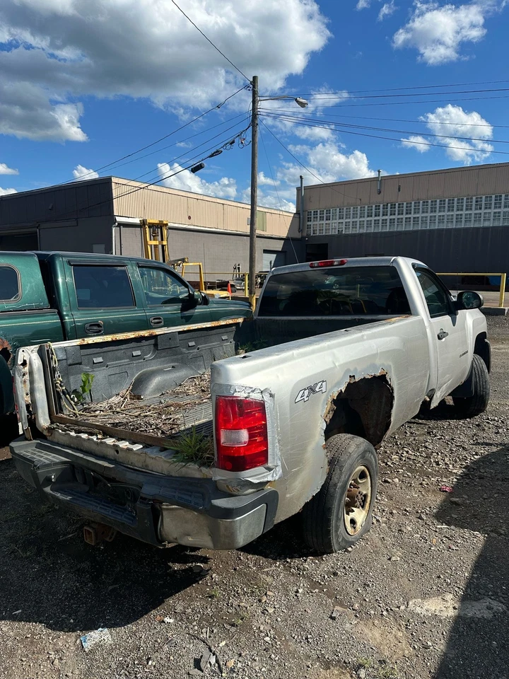 Used Rear Axle Assembly Rear fits: 2009 Chevrolet Silverado 2500 pickup 10.5`` r - Image 3 of 4