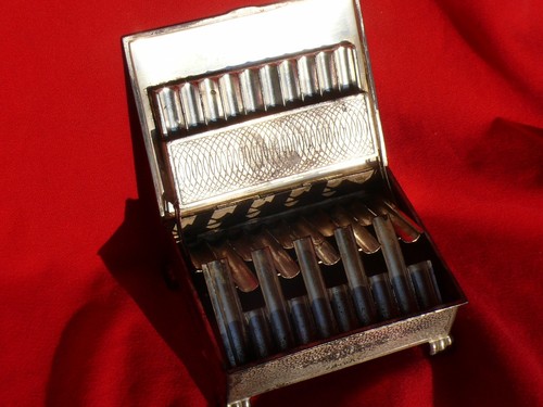 Estuche de cigarrillos plateado ""M"" con patas abatibles estilo abatible con patas previas a la Segunda Guerra Mundial hecho en Japón y numerado - Imagen 6 de 8