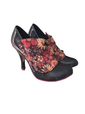 Irregular Choice Schuhe, UK 3, Lila Lack Alphabit Blumen Knopf Schuhe, Neu mit Karton