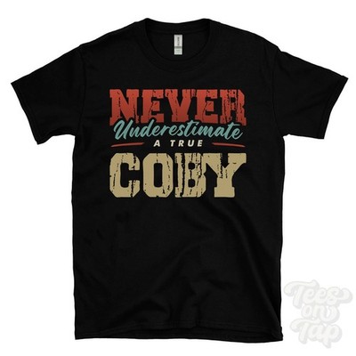 NIEMALS UNTERSCHÄTZEN SIE EIN ECHTES COBY T-SHIRT - Tragen Sie Ihren Namen stolz