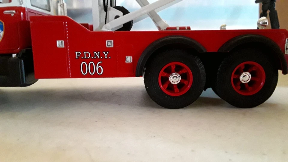First Gear FDNY MACK R800 Truck with Holmes Wrecker - Rare & Needs Repair (DC300 - Image 3 of 4
