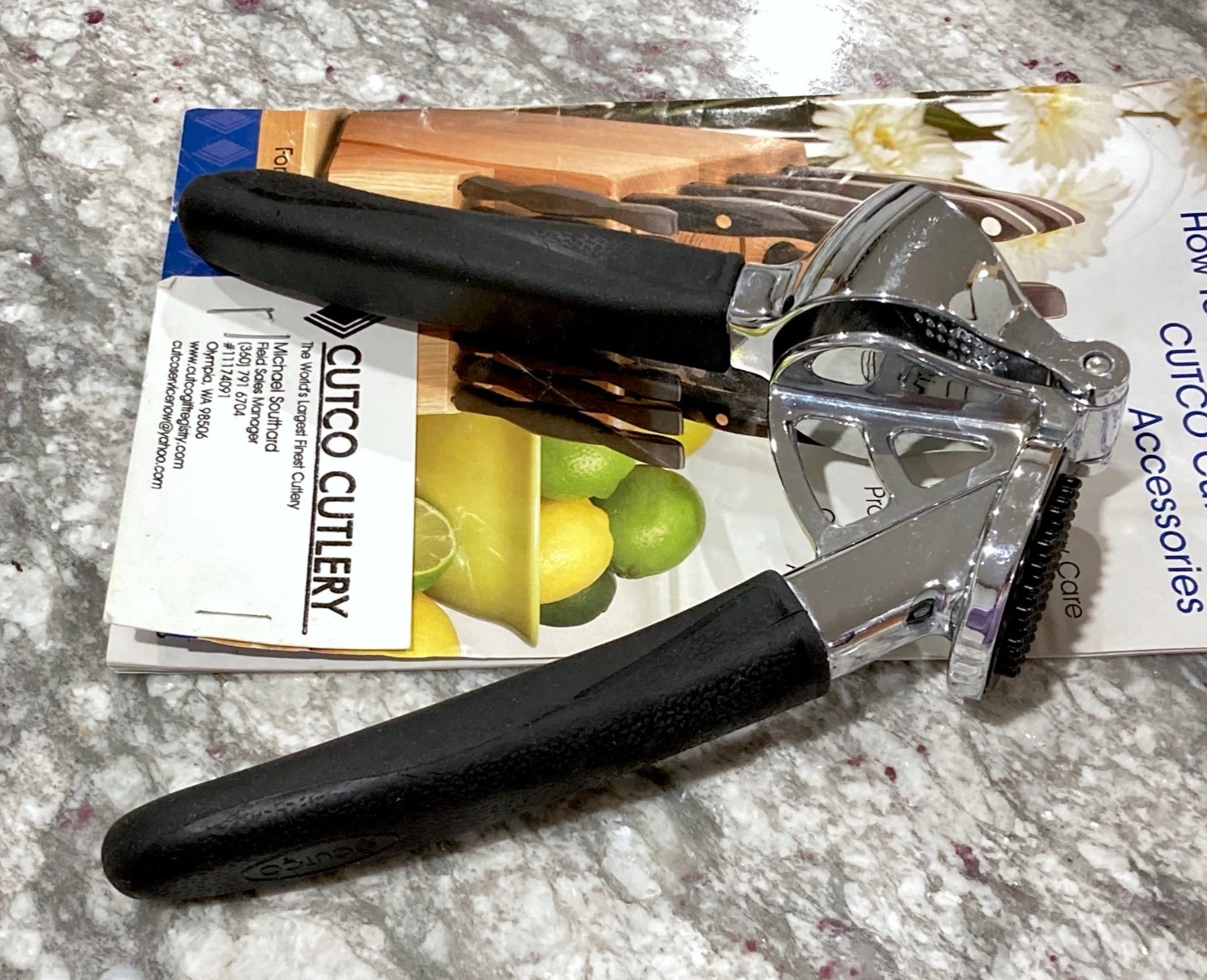 Cutco #1505 US Made Black Rubber Handle 7 1/4" Garlic Press & 2006 Catalog RARE
Opens in a new windo