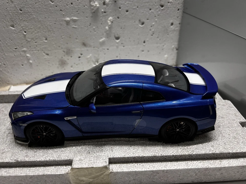 Nissan GT-R (R35) 50th Anniversary Blue MotorHelix 1/18 - Immagine 2 di 4