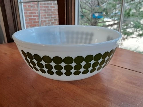 Vintage 1970 PYREX 10" White Green Dots 4 Qt. Ovenware Mixing Bowl (404)