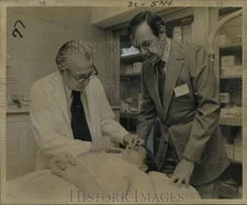 1975 Press Photo Plastic surgeons Richard Webster and Anderson examine patient