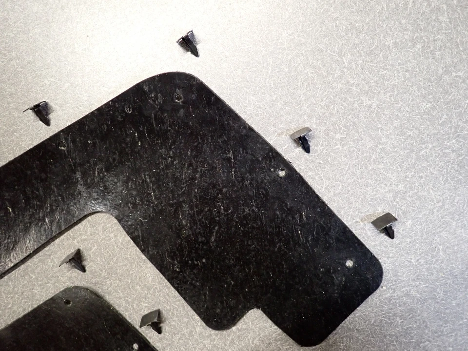 62 Buick LeSabre Wildcat Invicta Electra Sellos de brazo Delantal de guardabarros con clips NUEVO Foto 4 de 4