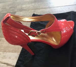 report signature heels