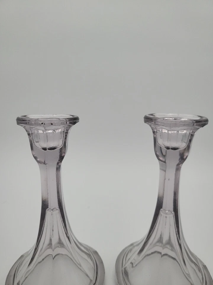 Par de candelabros vintage coloniales de vidrio de carnaval púrpura amitista de 6 1/2 pulgadas  Foto 3 de 4