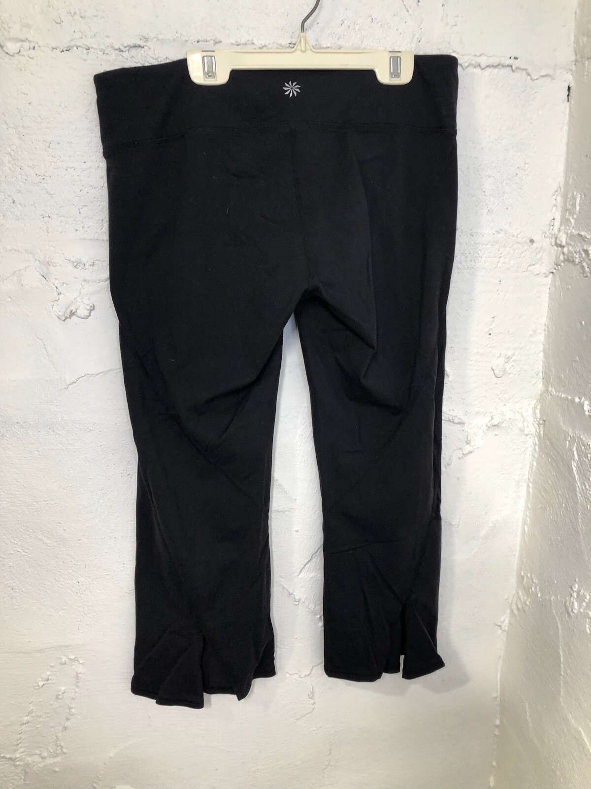 athleta Gusset Coolmax capri yoga pants black Medium Gem