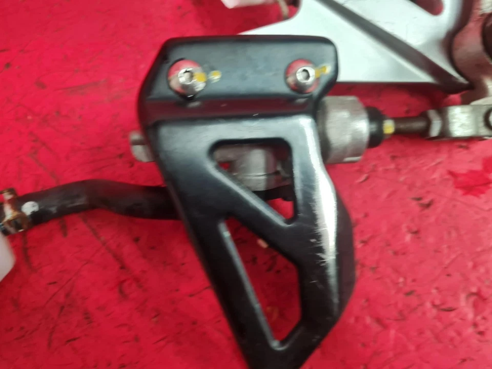 2002 SUZUKI GSXR 600 K2 RIGHT FRONT FOOT REST - Imagem 2 de 4