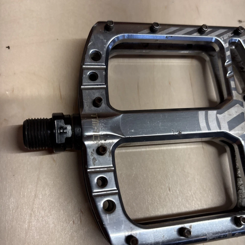 Pedales de bicicleta de montaña de plataforma plana plateados Deity TMAC Signature Foto 2 de 4