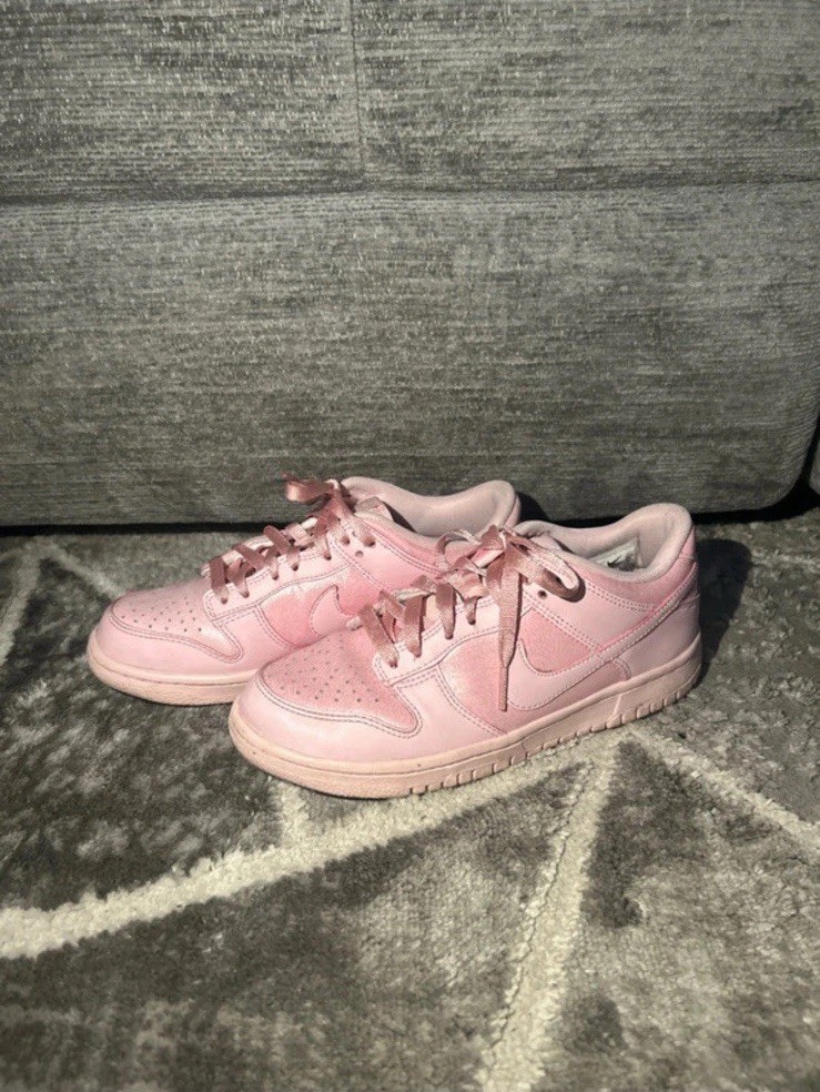 dunks with pink laces