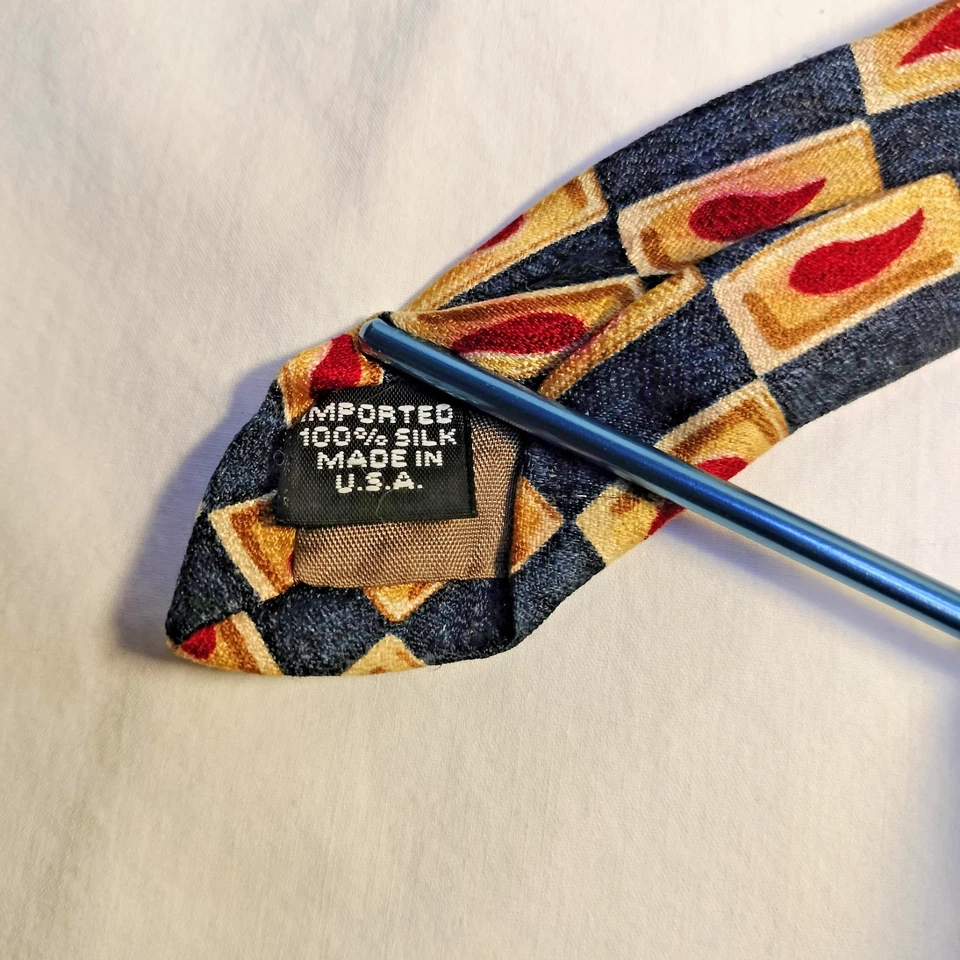 Corbata Perry Ellis Portfolio 100% Seda Geométrica Rojo Dorado Azul Hecha en EE. UU. Ancha Foto 4 de 4