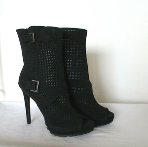 salto alto preto aberto