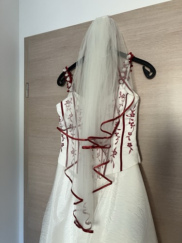 Brautkleid Hochzeitskleid Größe 38 Neuwertig mit Roten Röschen Stickerei - Bild 8 von 17