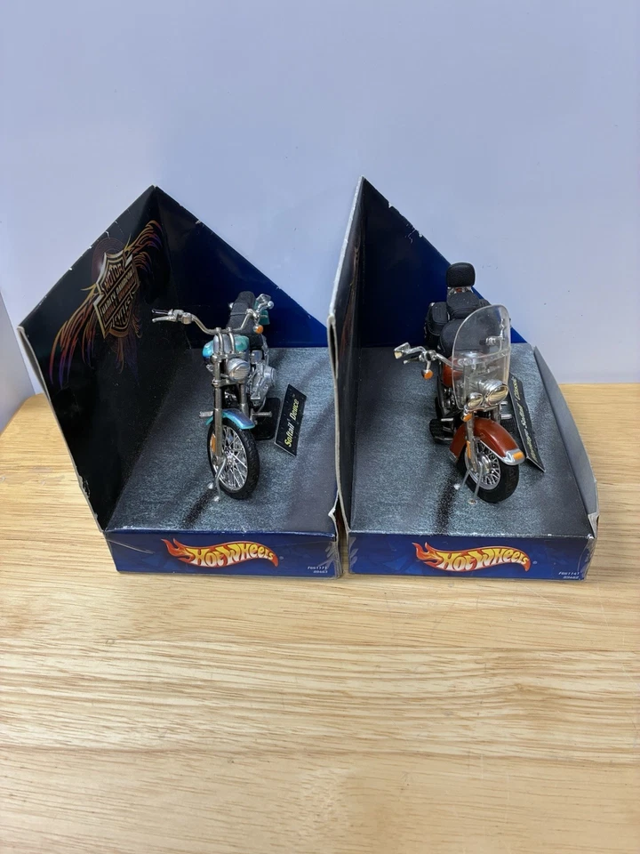 HOT WHEELS Harley Davidson SOFTAIL DEUCE & Heritage Social Classic 1/18 Preowned - Image 3 of 4