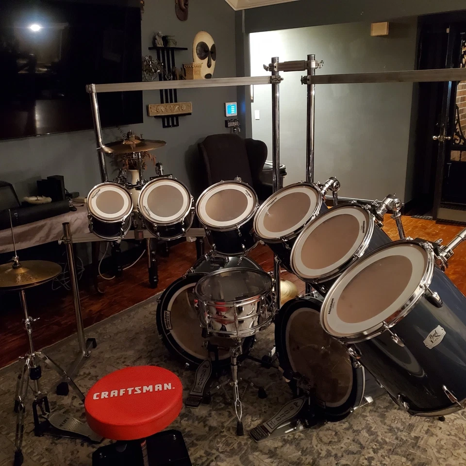 蓝色珍珠鼓套装带符号脚踏板和座椅 — 第 3/4 张图片