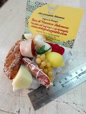 Cesto in midollino con formaggi ,pane e salumi  in cera miniature presepe napoli