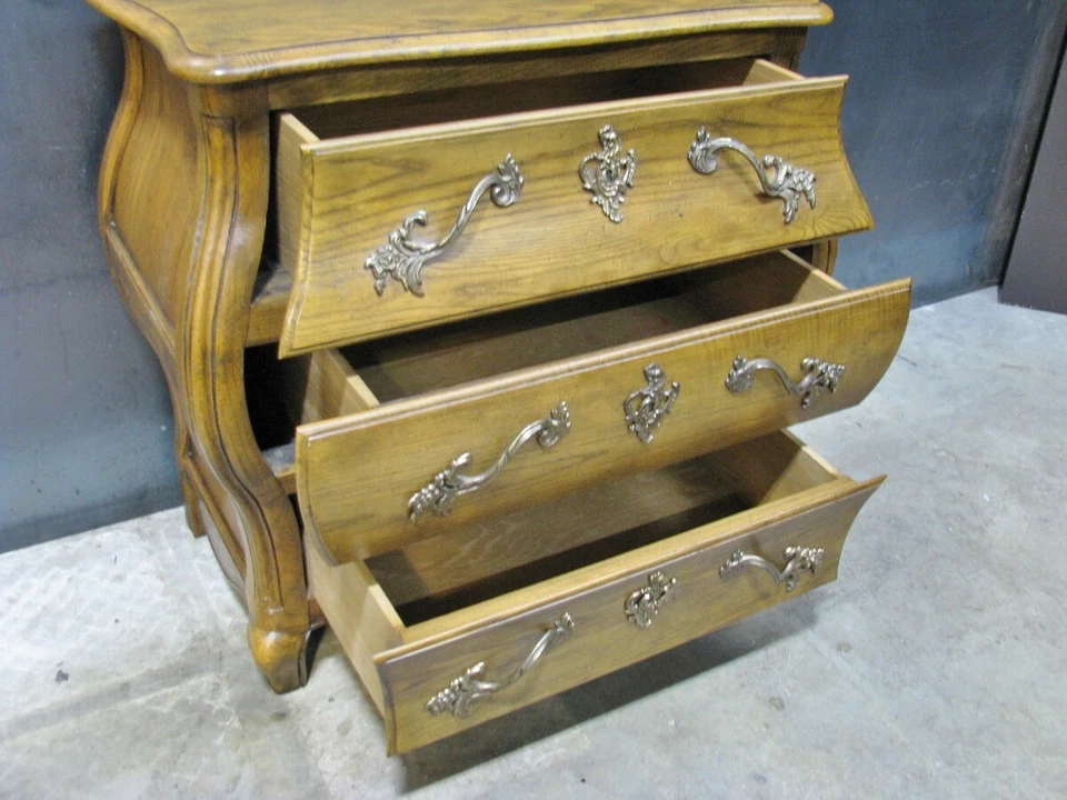 Mueble de panadero vintage bomba de roble francés de campo 3 cajones; herrajes rococó Foto 4 de 4