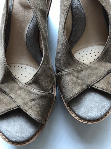 NEU ÖFFNET Keilabsatz Wildleder Sandalen Gr. 10 M offene Zehenpartie braun beige Schnalle Riemen neu ohne Etikett - Bild 2 von 11