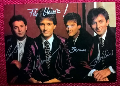 Original-Autogramme von ''Cagey Strings'', Farbbild-Karte, Postkartengröße