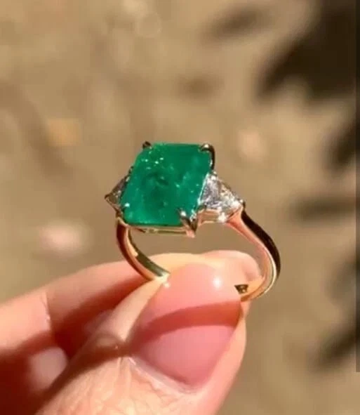 Anillo de compromiso de tres piedras con esmeralda natural talla esmeralda de 4,05 quilates de oro amarillo de 14 k Foto 4 de 4