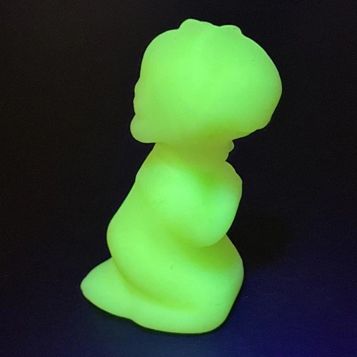 Vintage Fenton Art Glass - Custard Praying Girl - Glows -   3¾ Figurine - Nice!