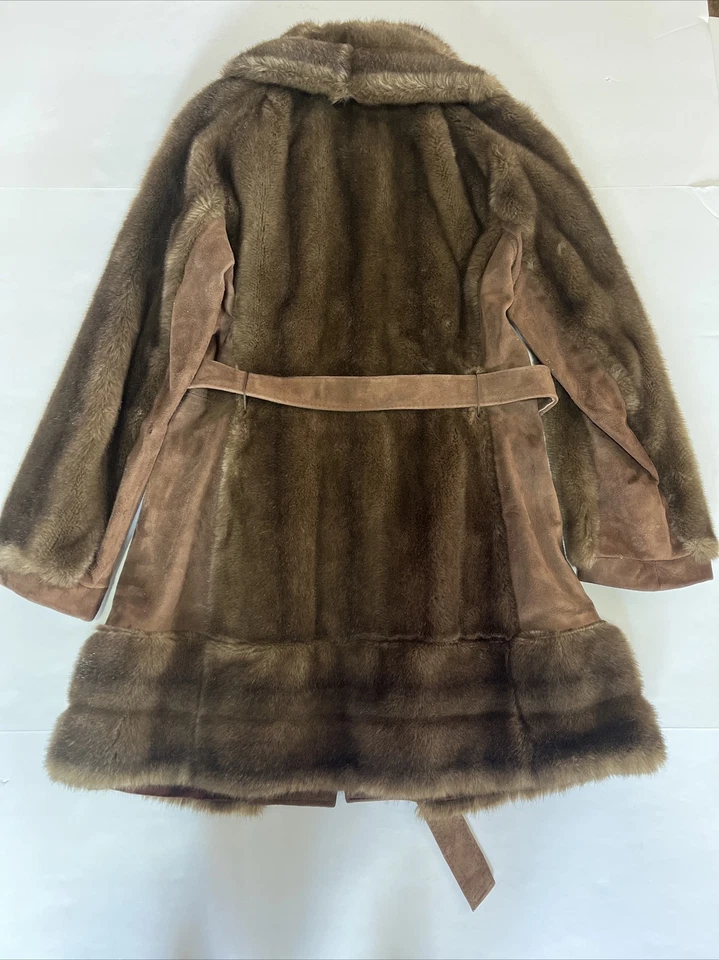 Abrigo chaqueta de piel sintética London Leathers de Lilli Ann con ribete de gamuza medida en fotos Foto 3 de 4