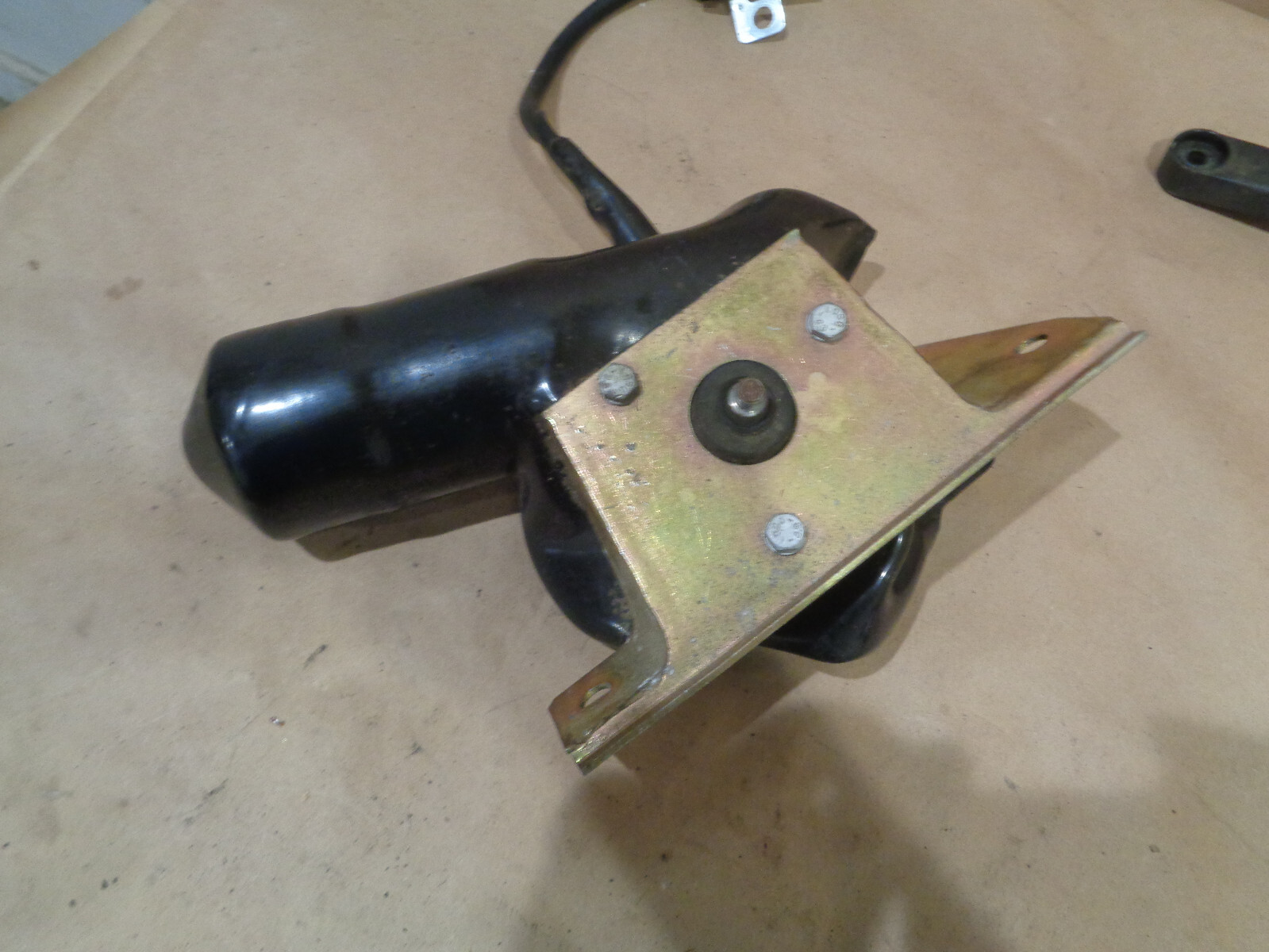 Ferrari 360,430 - LHD Windshield Wiper Motor/ Bracket - P/N 63780200
