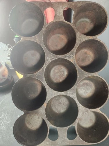 Antique Griswold B Cast Iron Muffin Popover Pan 11-cup
