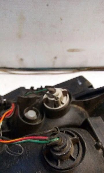 Luz trasera derecha pasajero Oldsmobile Firefly 95-01 4 puertas Foto 2 de 4