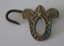 crochet de tablier en bronze - métier du cuir bourrelier - outil ancien XIXe