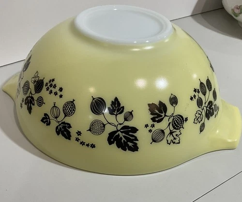Vintage Pyrex Yellow Black Gooseberry #444 Cinderella Bowl 4 QT   13”  EUC