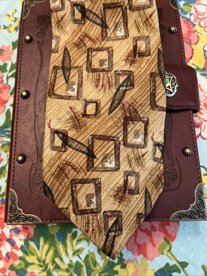 Gloria Vanderbilt Vintage Mens 100% Silk Gold Abstract Tie Made In The USA! - Image 2 of 4