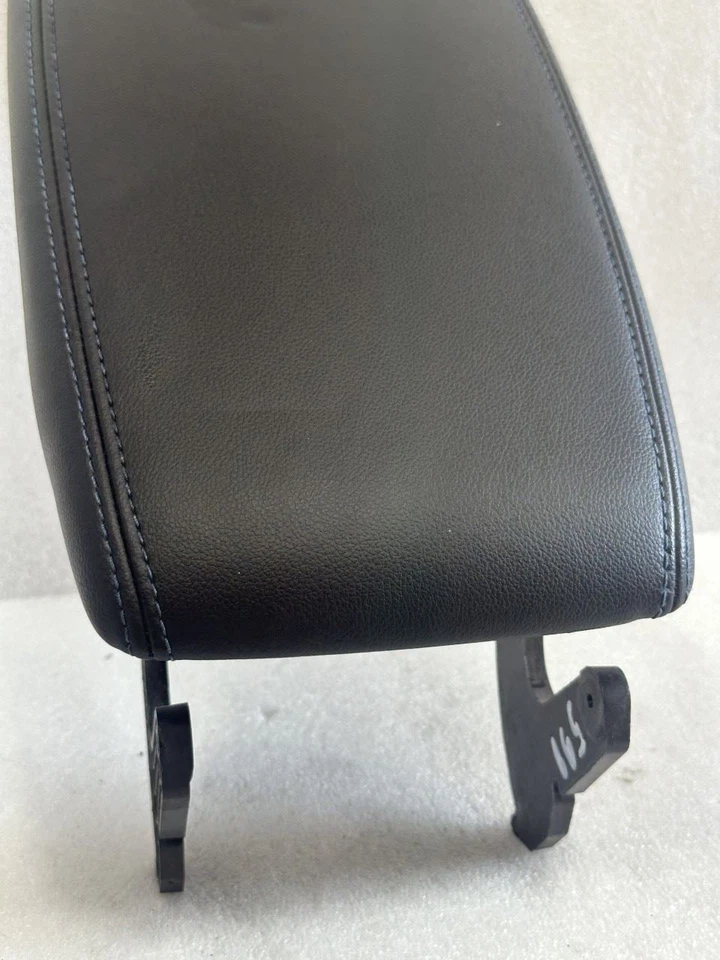 2016 2017 2018 2019 CHEVROLET VOLT CONSOLE CENTRAL TAMPA APOIO DE BRAÇO PRETO - Imagem 3 de 4