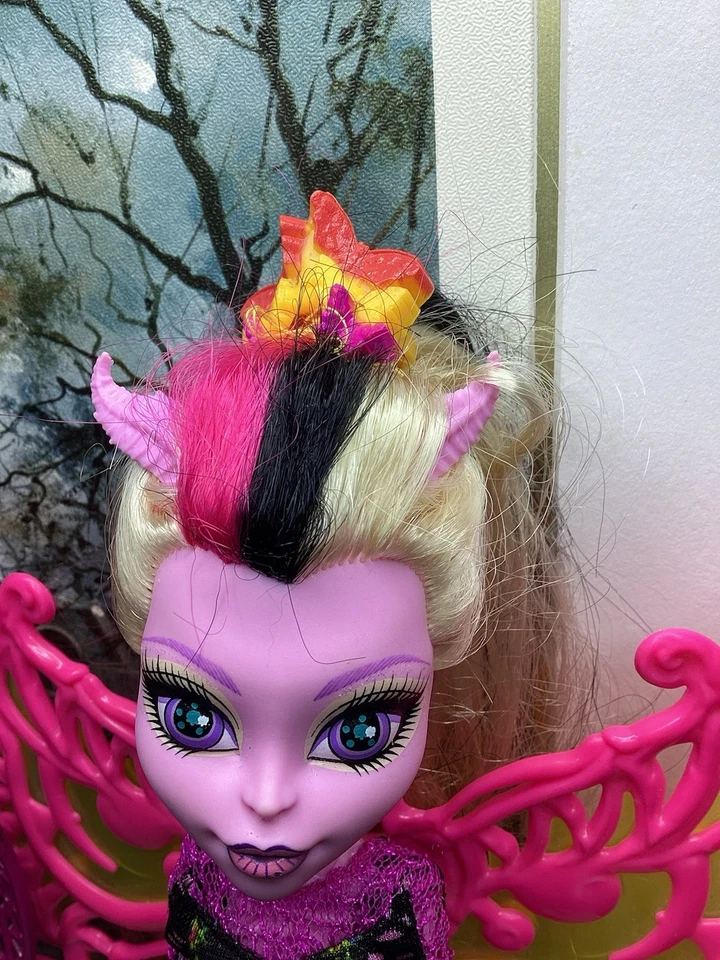 Monster High Draculaura Ghouls Rule & Monster High Freaky Fusión Bonita Fémur Foto 4 de 4