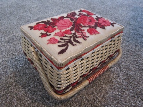 VINTAGE SEWING BOX WICKER RED ROSE FLORAL EMBROIDERED PADDED TOP SATIN LINED - Picture 7 of 13