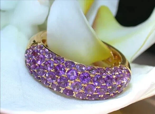 Conjunto de anillo de alianza de boda redondo de oro amarillo de 14 quilates con pavé de amatista creado en laboratorio de 4 quilates Foto 2 de 4