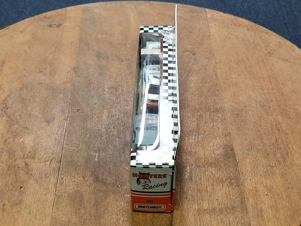 1990-93 Matchbox Super Star Team Convoys 1:64 #7 Alan Kulwicki/Hooters 1993 - Image 4 of 4