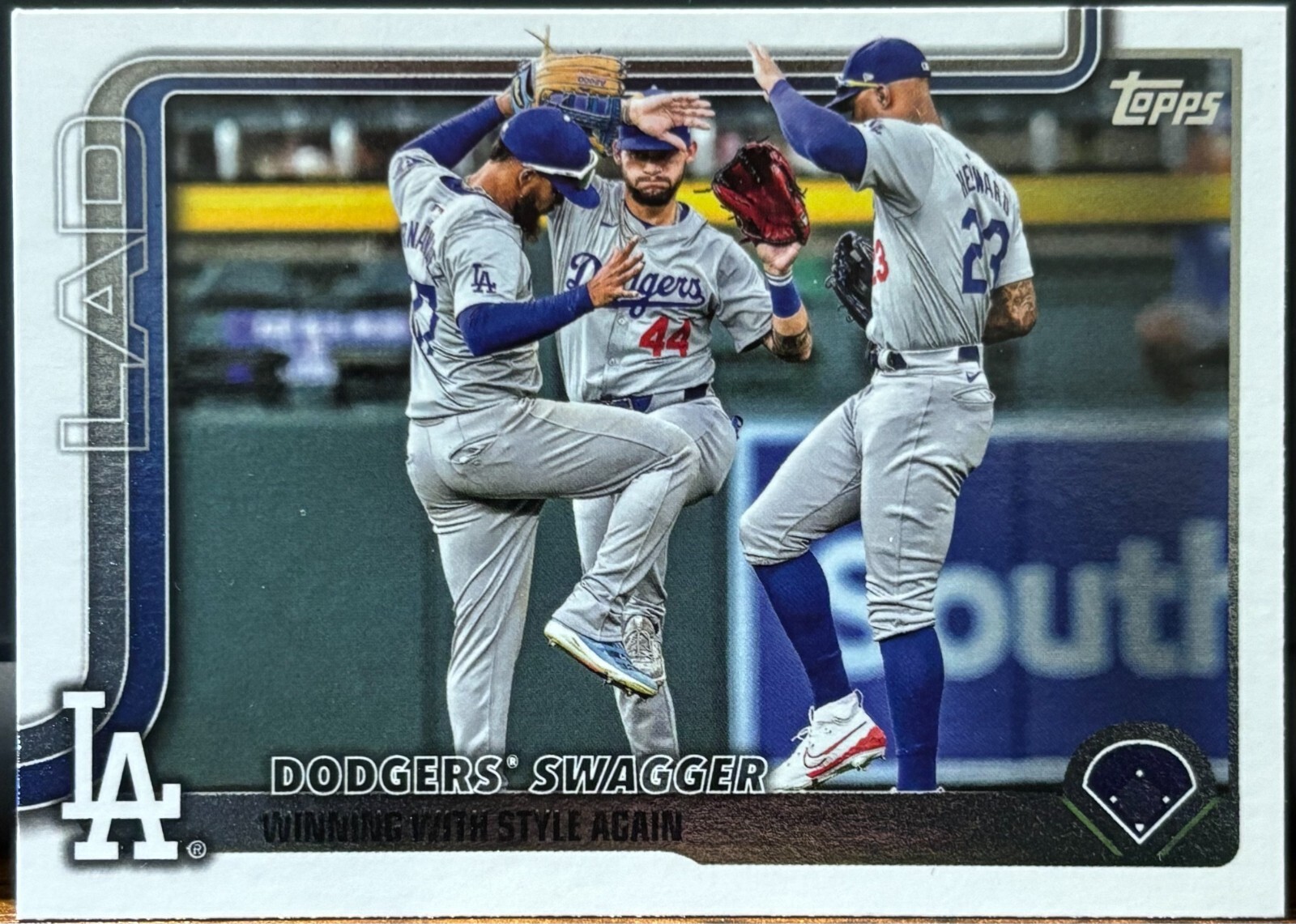 2025 Topps Series 1 #255 Dodgers Swagger