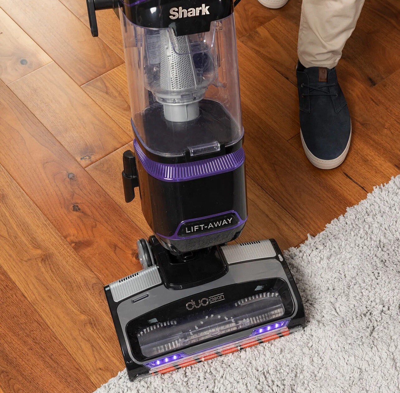 SHARK CORDED BAGLESS UPRIGHT LIFT AWAY VACUUM CLEANER HOOVER NV702UK