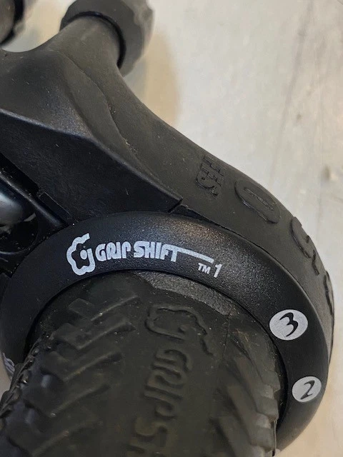 4 Quantity of SRAM SRT 450-11 3-Speed Grip Shifter & Brake Levers (4 Quantity) - Image 4 of 4